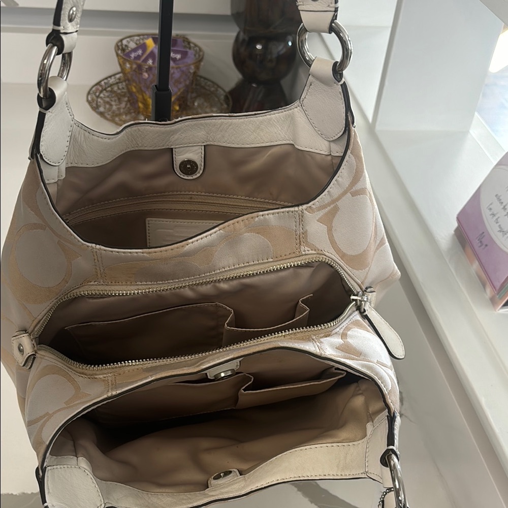 Coach Beige and Cream Shoulder Bag - Picture 3 of 11